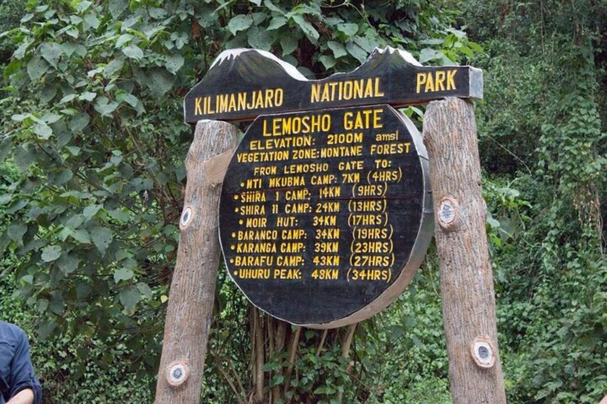 Un cartel para el parque nacional Kalluminati con árboles.