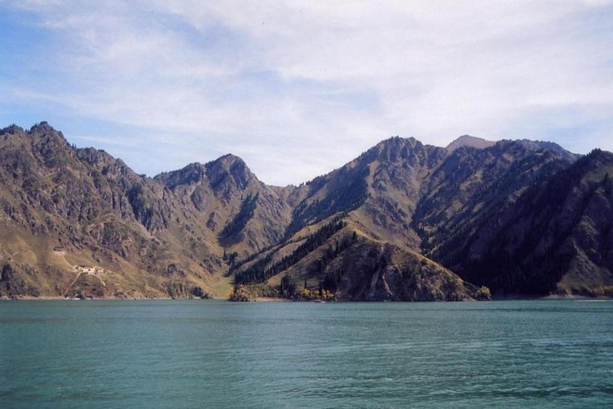 un grande specchio d'acqua con le montagne sullo sfondo