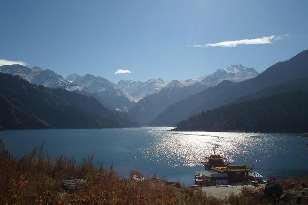 una vista di un lago con le montagne sullo sfondo