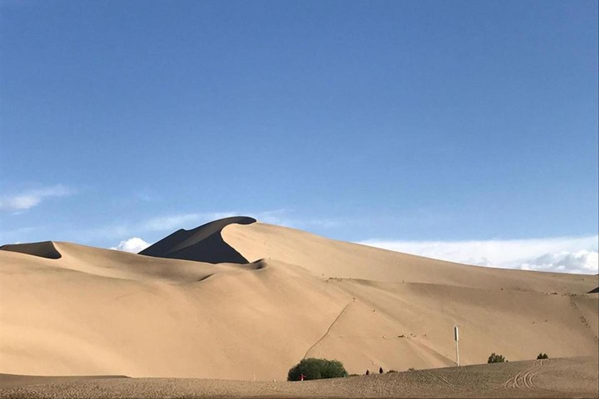 un grande cumulo di sabbia in un deserto