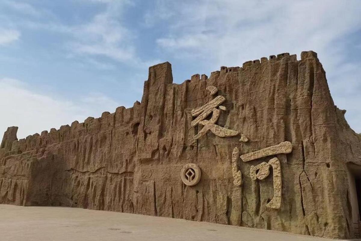 un castello di sabbia con un cartello sul lato