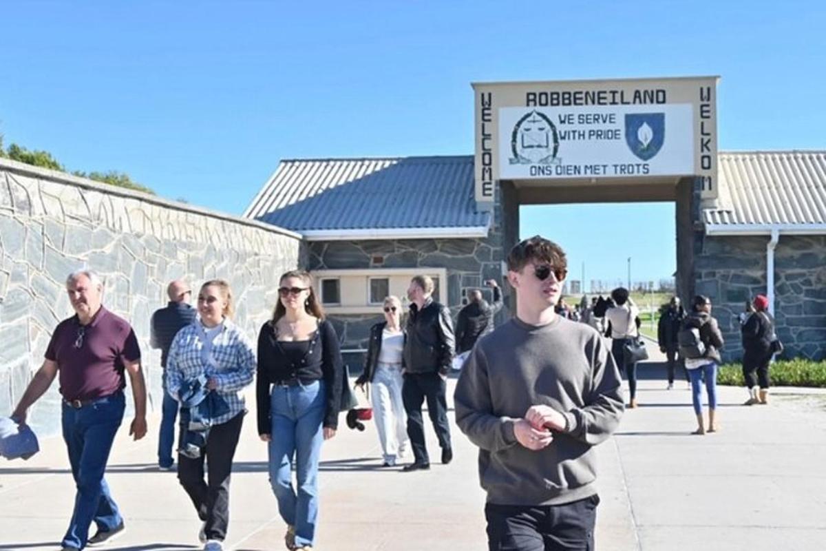 skupina lidí jdoucích před budovou