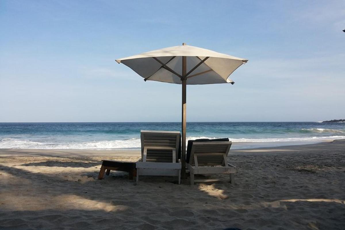 dua kerusi dan payung di pantai