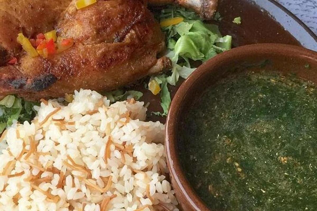 sepiring makanan dengan nasi dan semangkuk sup
