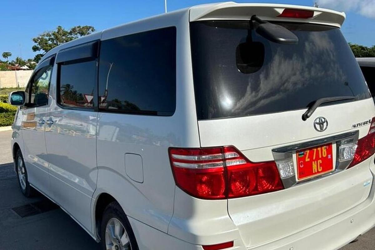 una camioneta blanca estacionada en un estacionamiento