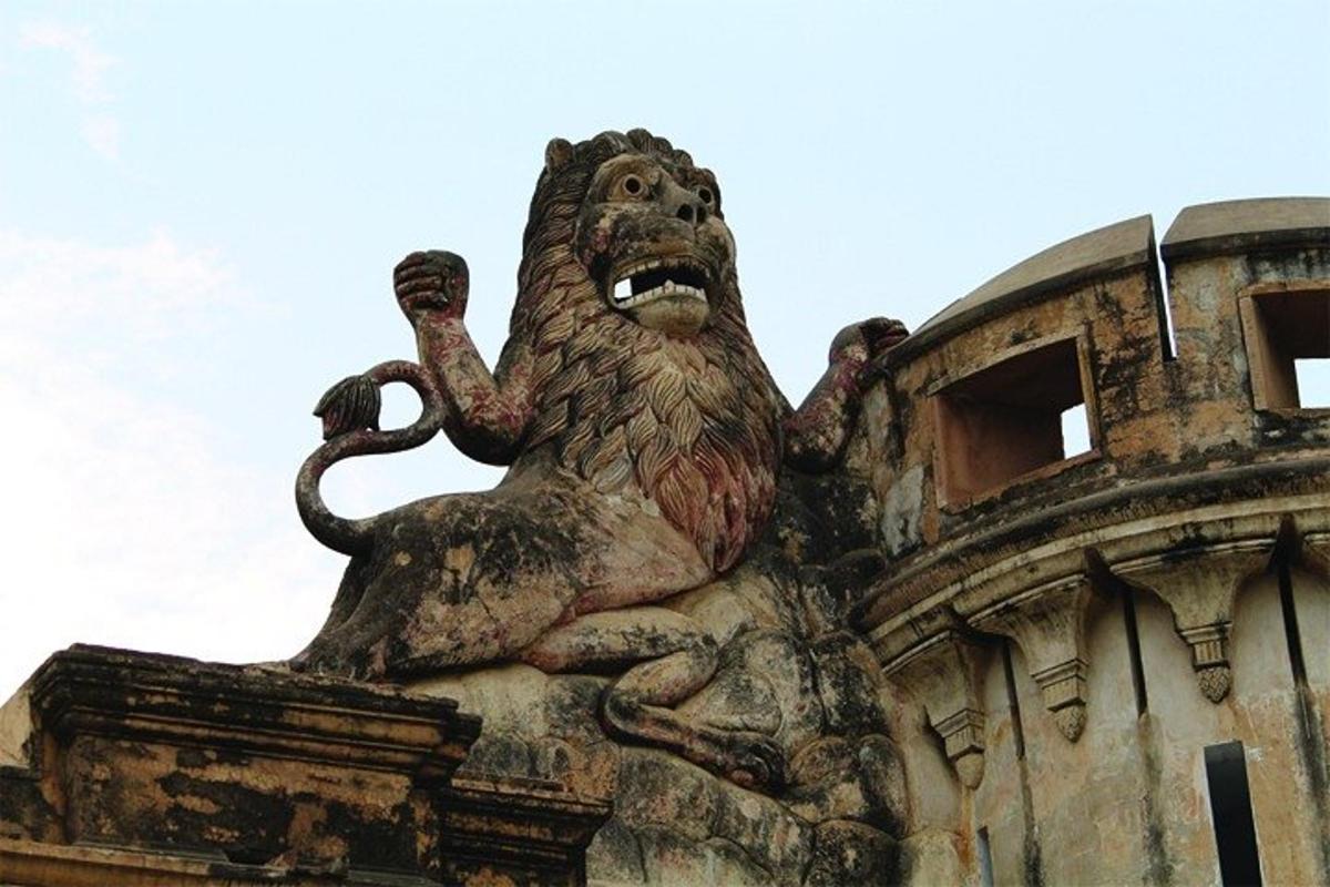 socha lva na boku budovy