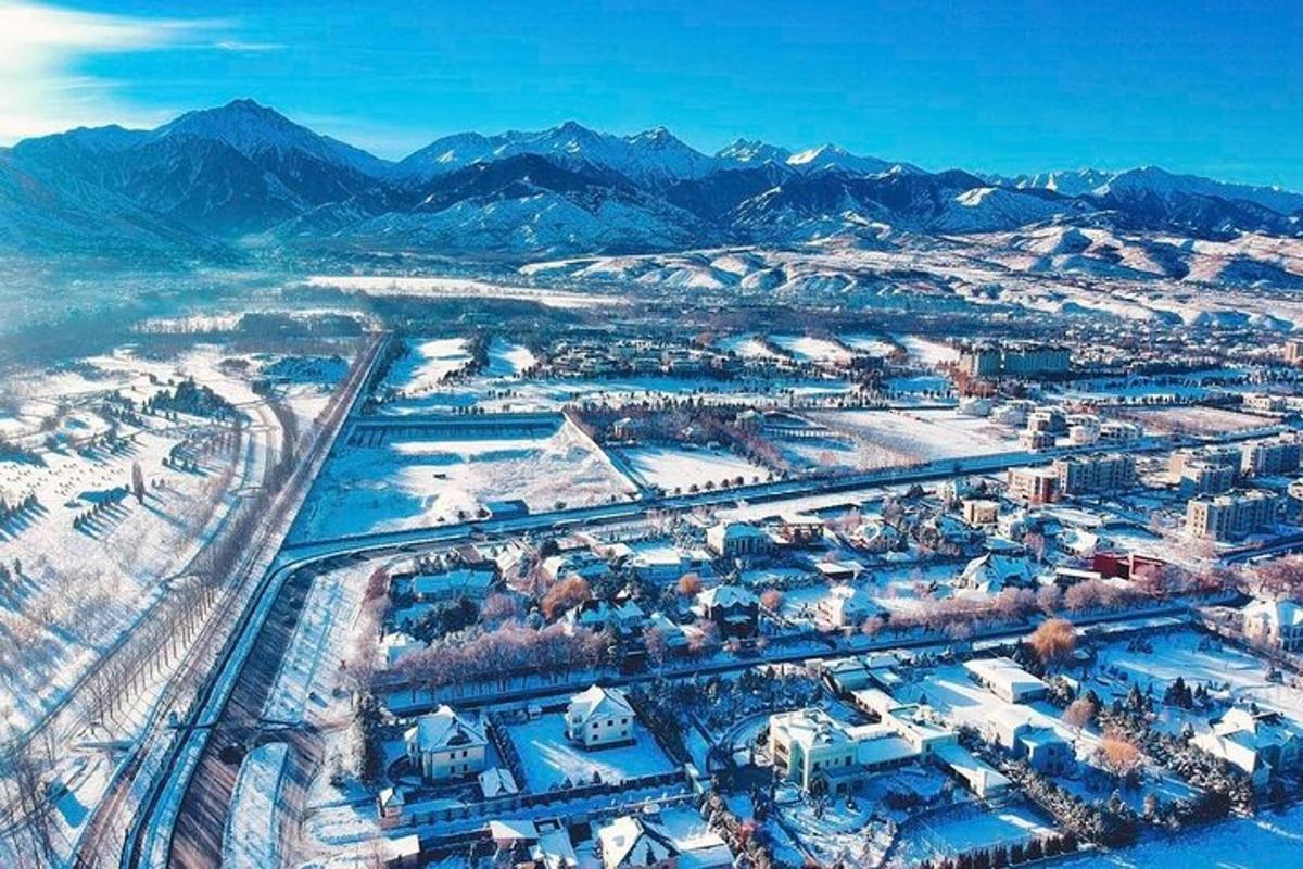 una vista aerea di una città con montagne innevate