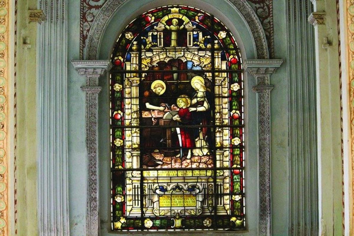 vitrážové okno v budově