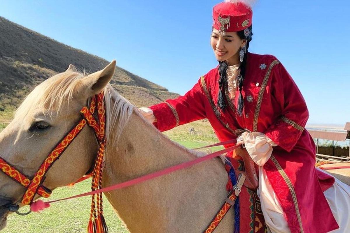 una donna sta cavalcando un cavallo