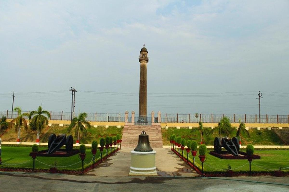 památník v parku s velkou sochou