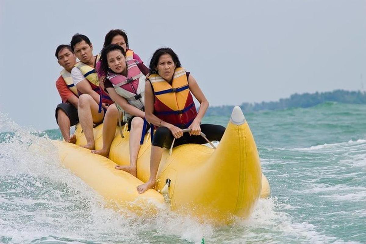 un gruppo di persone che viaggiano su una zattera gialla in acqua