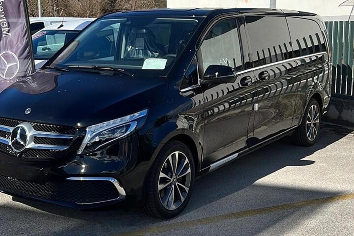černé SUV zaparkované na parkovišti