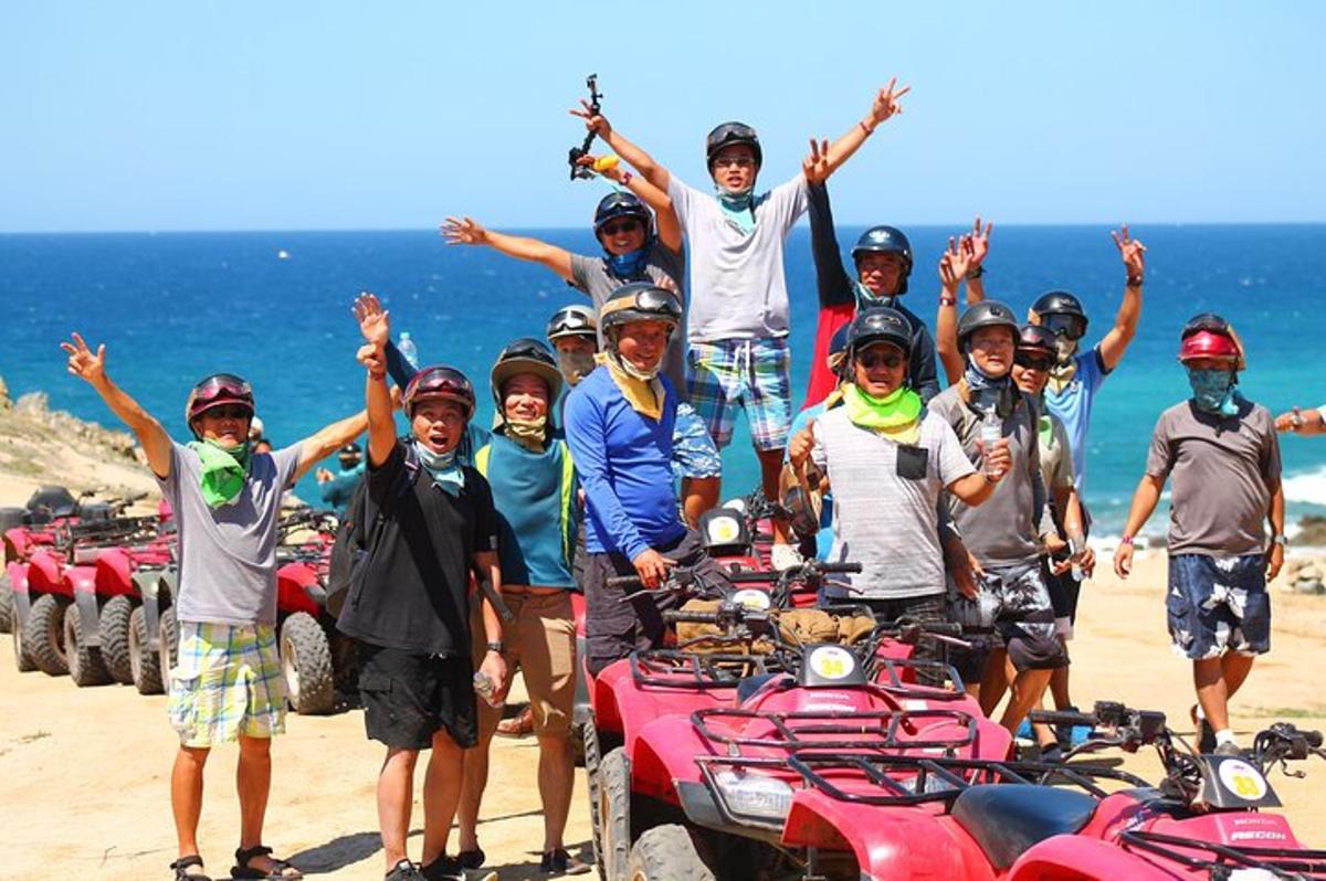 un gruppo di bambini in posa per una foto sulla spiaggia