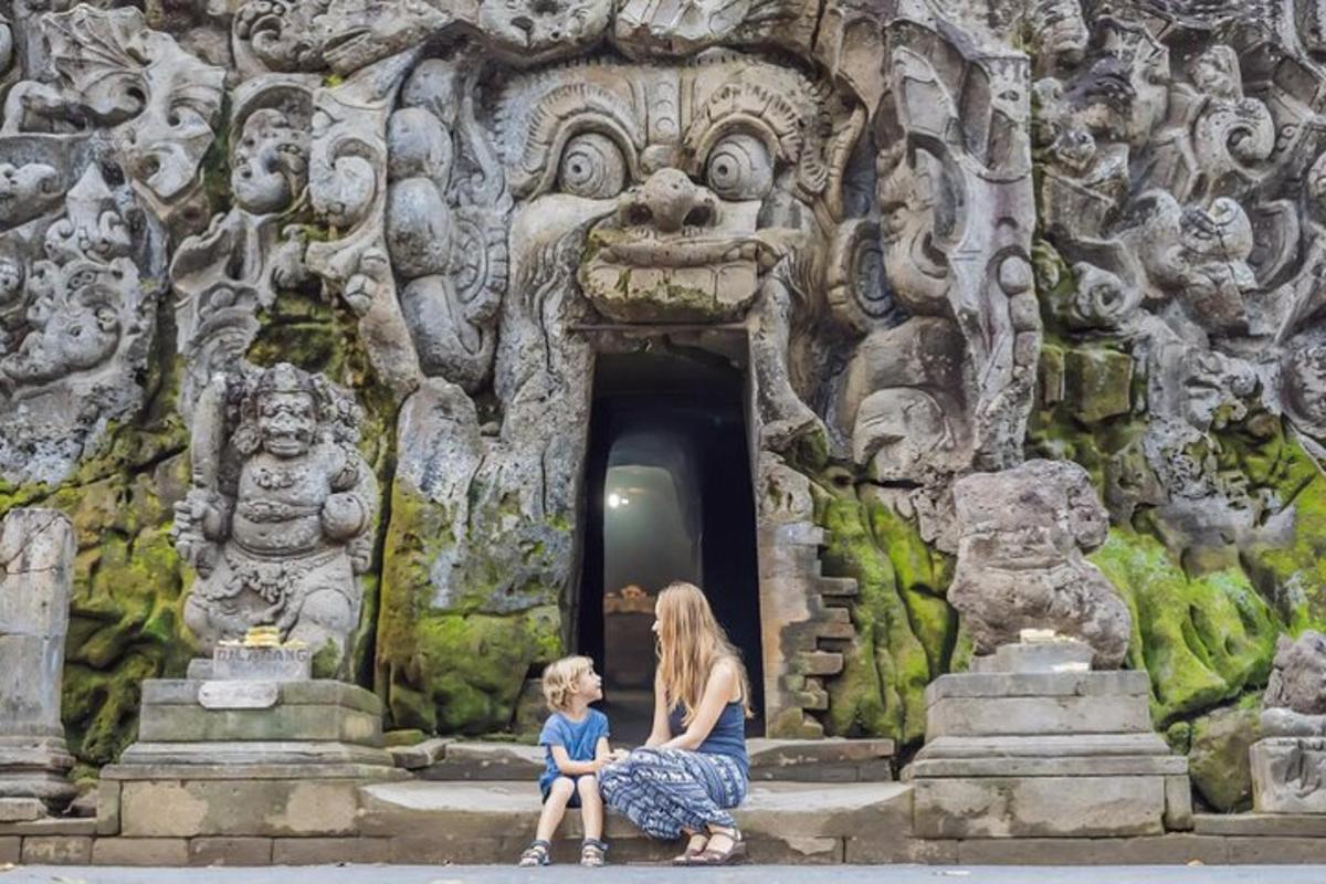 uma mulher e uma criança sentadas em frente a um prédio