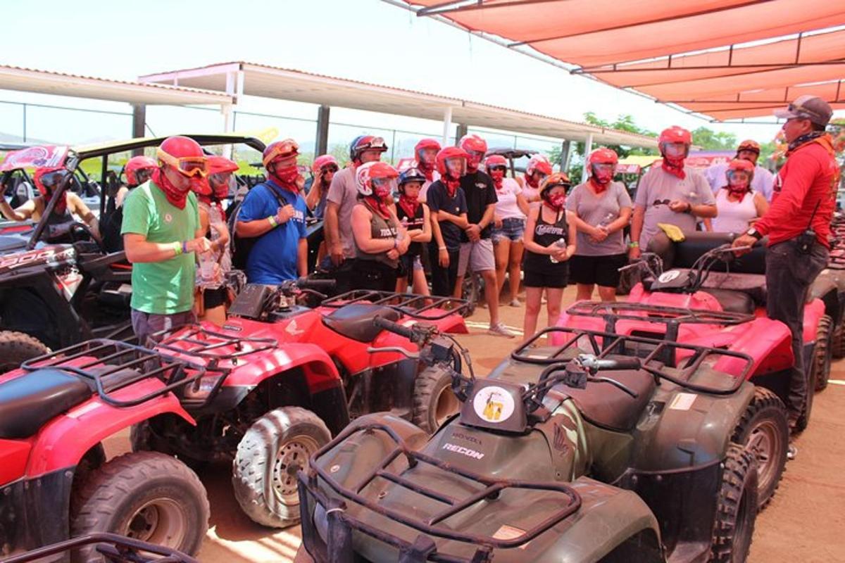 un gruppo di persone in piedi attorno a un gruppo di quad