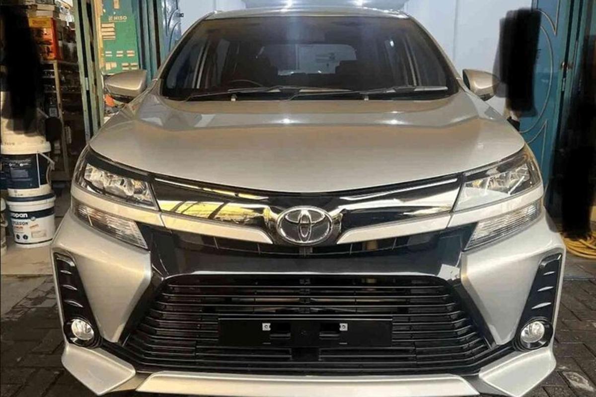 uma vista frontal de um Toyota Estimanza prateado