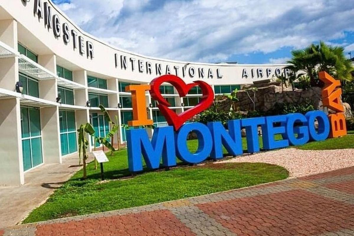 uma placa que diz eu amo Mônaco na frente de um prédio