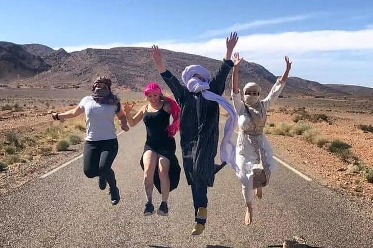 un grup de oameni care sar în mijlocul drumului