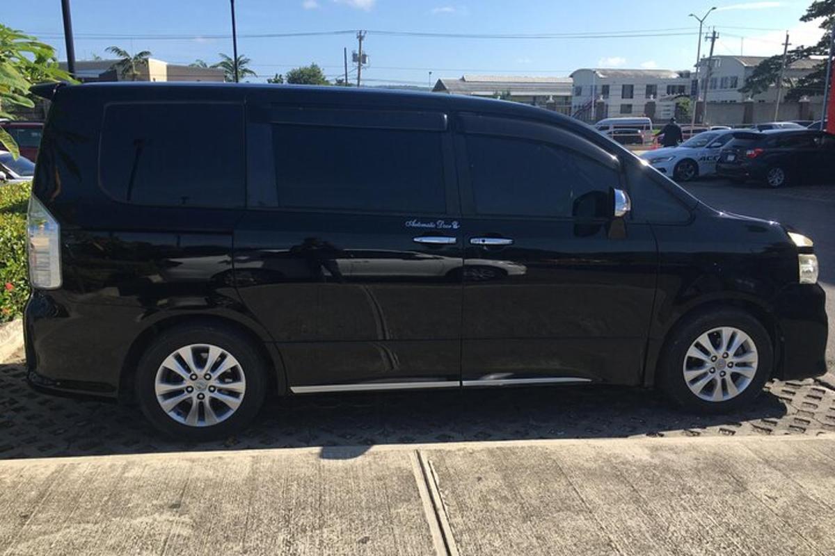 sebuah van hitam diletakkan di tempat letak kereta