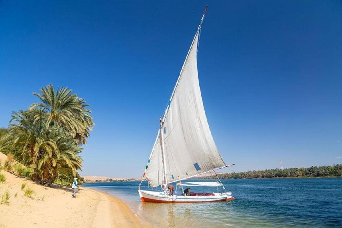قارب شراعي على الماء بجوار الشاطئ