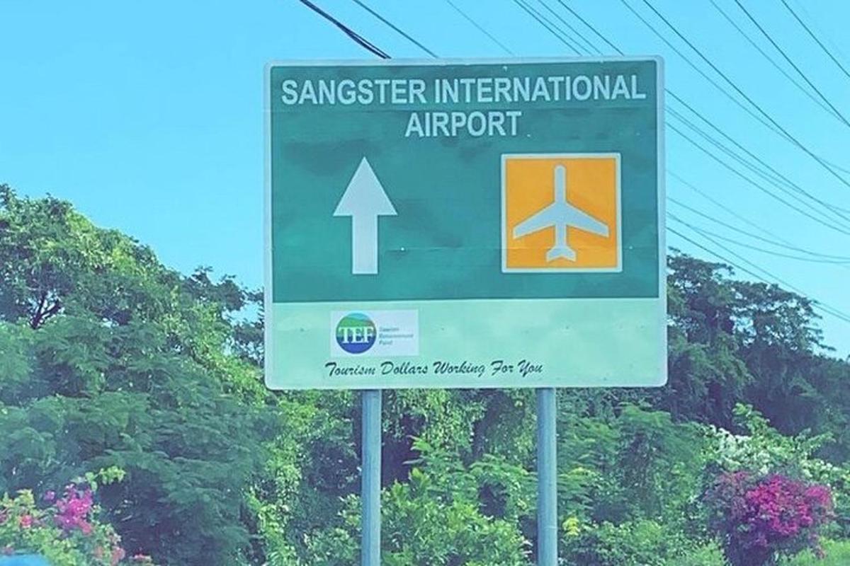 papan tanda jalan hijau di tepi jalan
