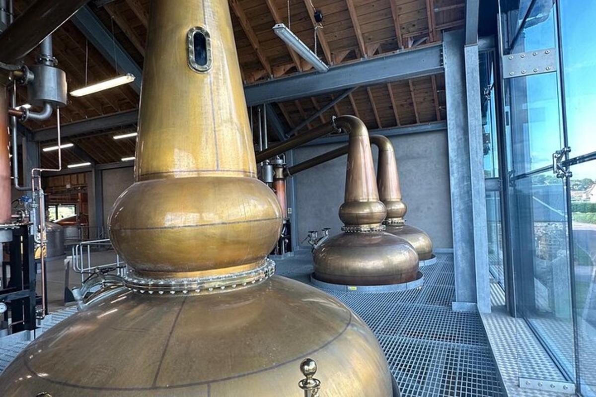 建筑物内的一组大型金属花瓶