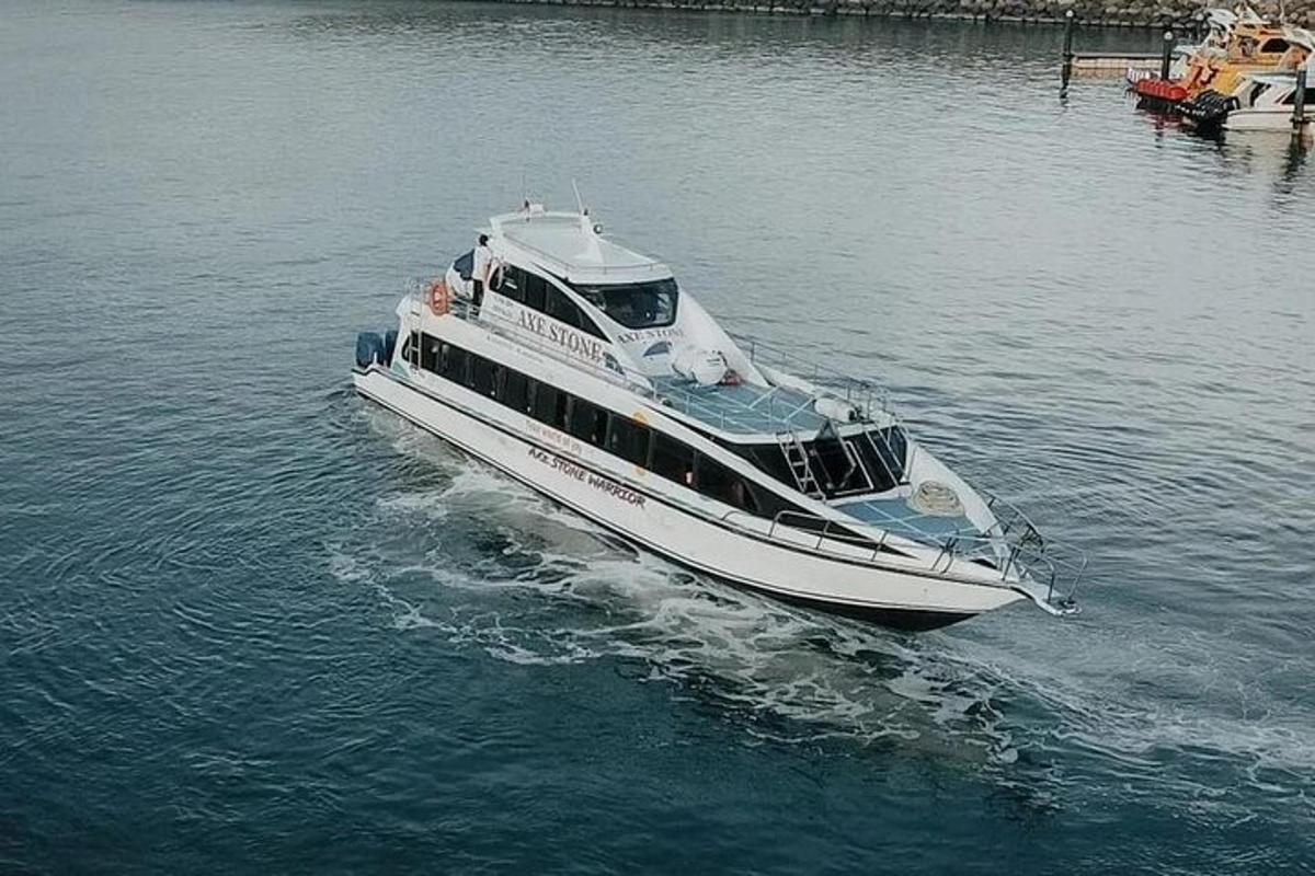 un barco en el agua sobre un cuerpo de agua