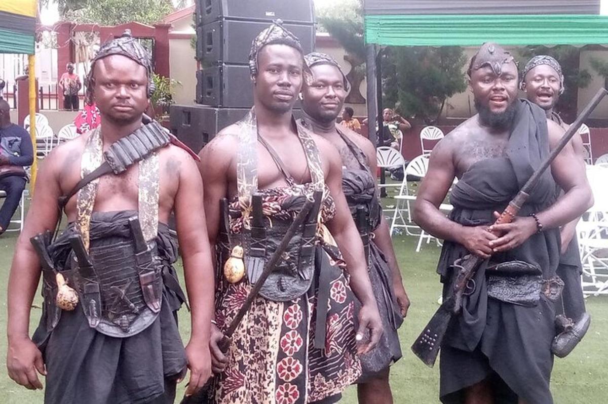 un gruppo di uomini vestiti in costume con le pistole