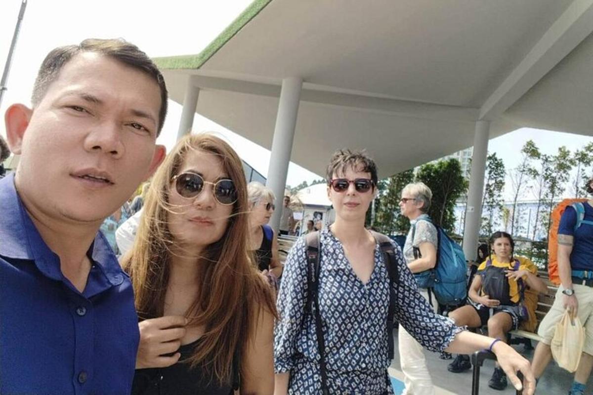 一男一女并排站着