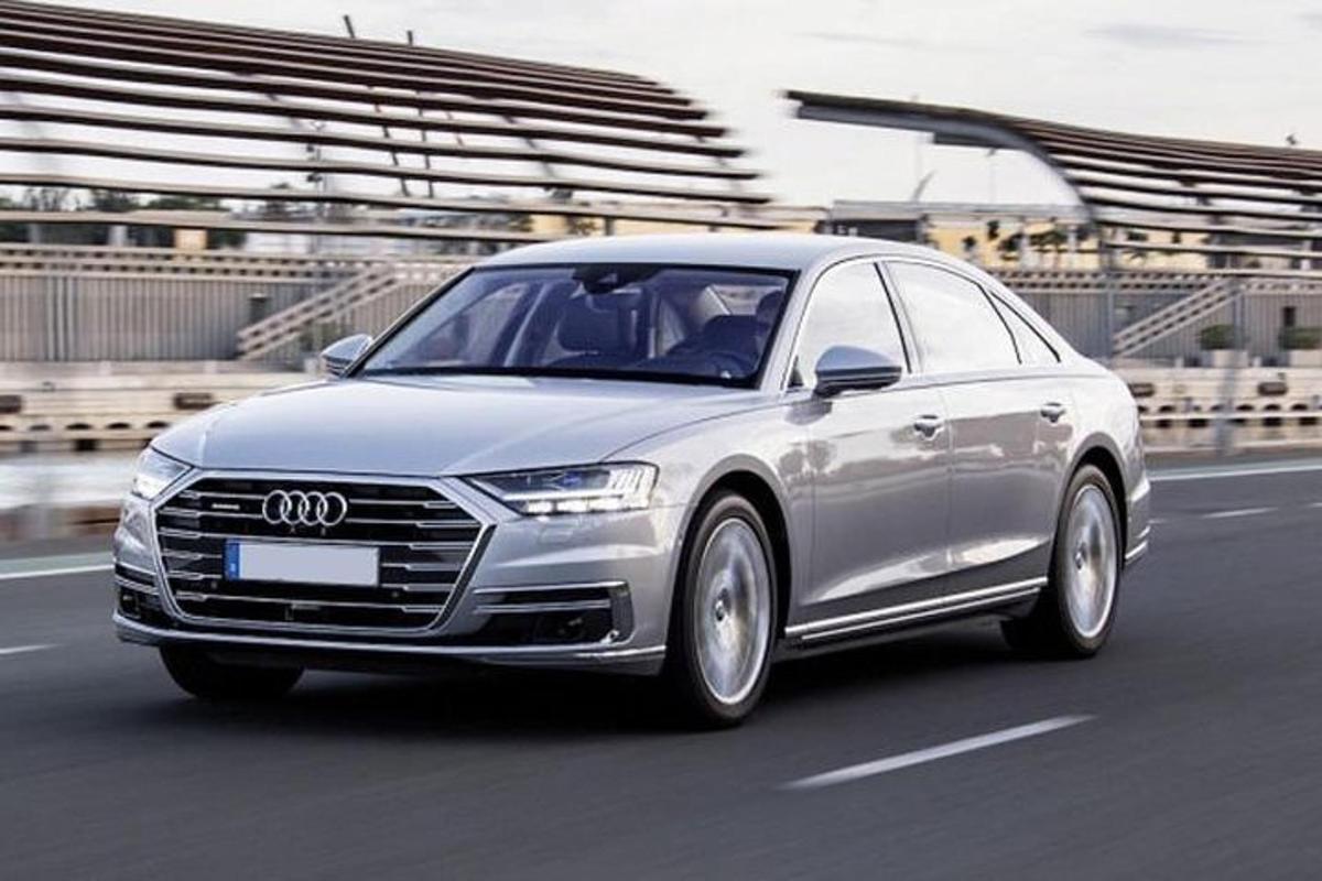 stříbrné audi jedoucí po dálnici