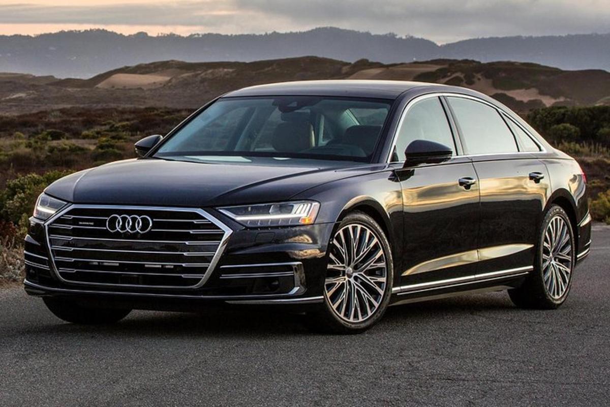 černé auto značky Audi zaparkované na silnici