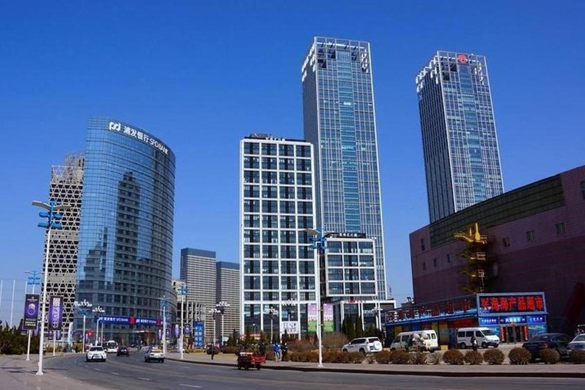 um grupo de edifícios altos em uma cidade
