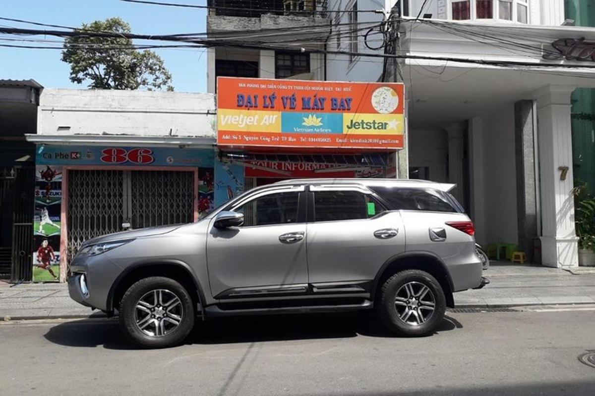 isang silver SUV ang nakaparada sa gilid ng isang kalye