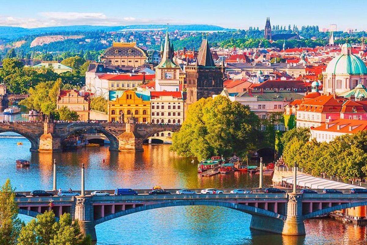 Una vista de una ciudad con un puente y un río.