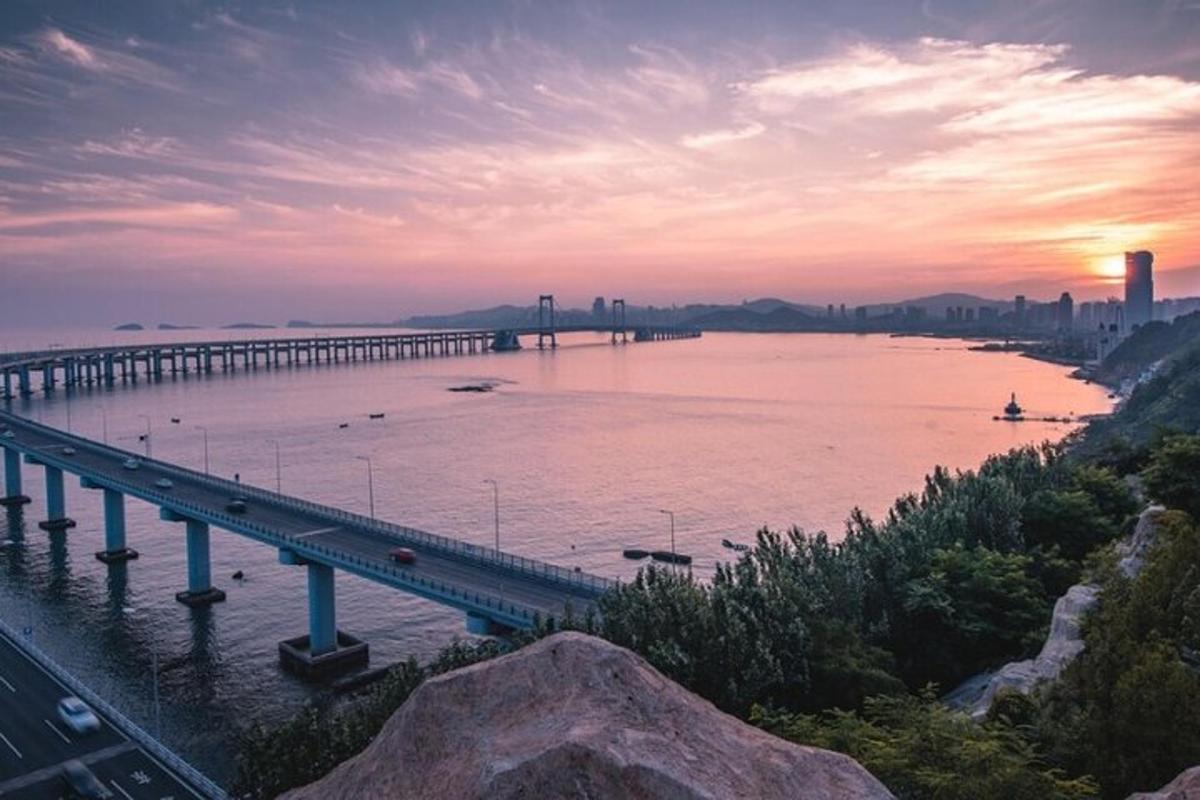 一座横跨水面的桥，一座城市