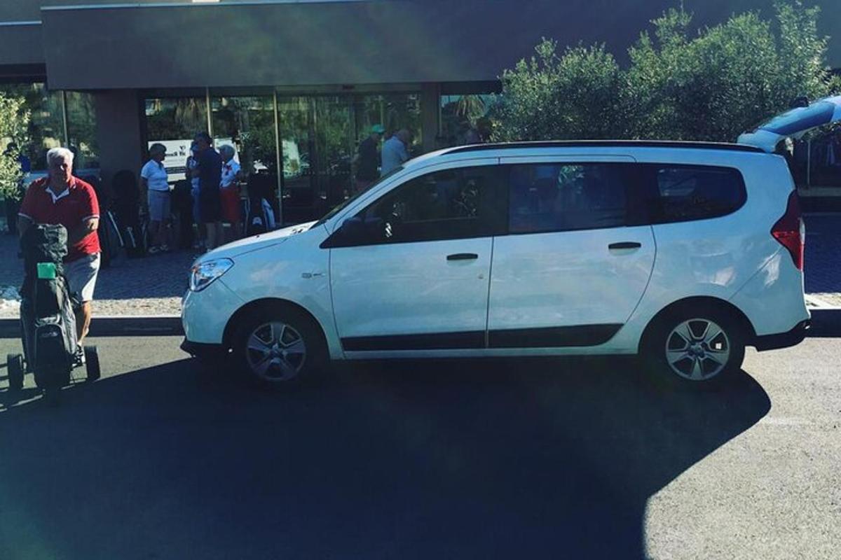sebuah van putih diletakkan di tempat letak kereta