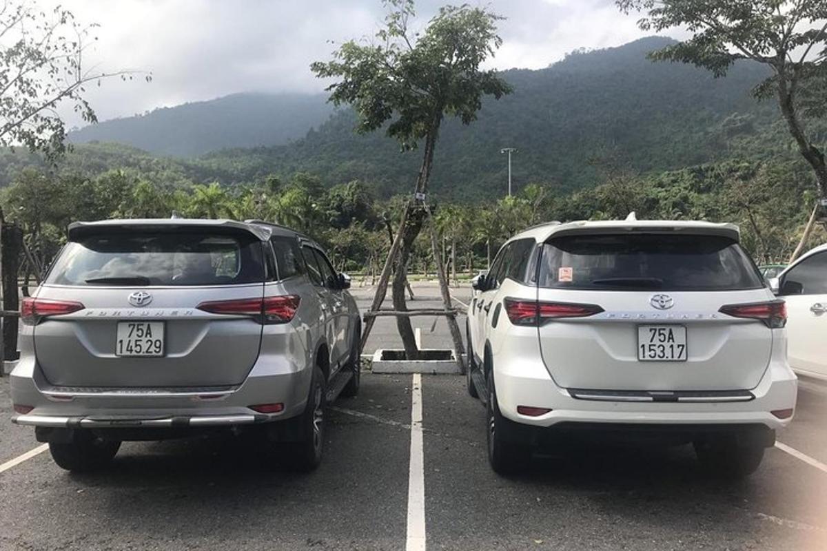 两辆银色汽车停在停车场