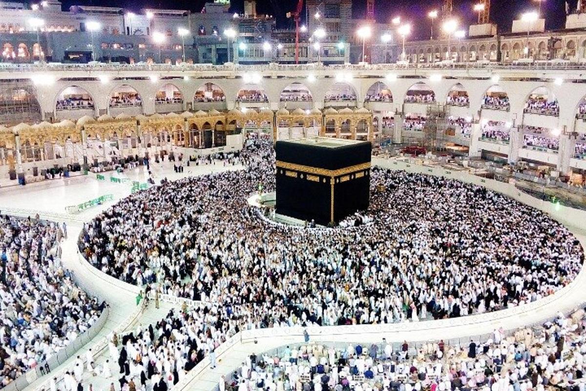 a large crowd of people in the grand mosque