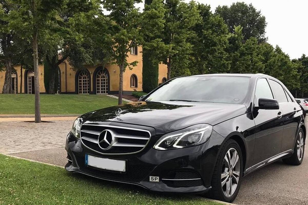černé auto zaparkované před budovou
