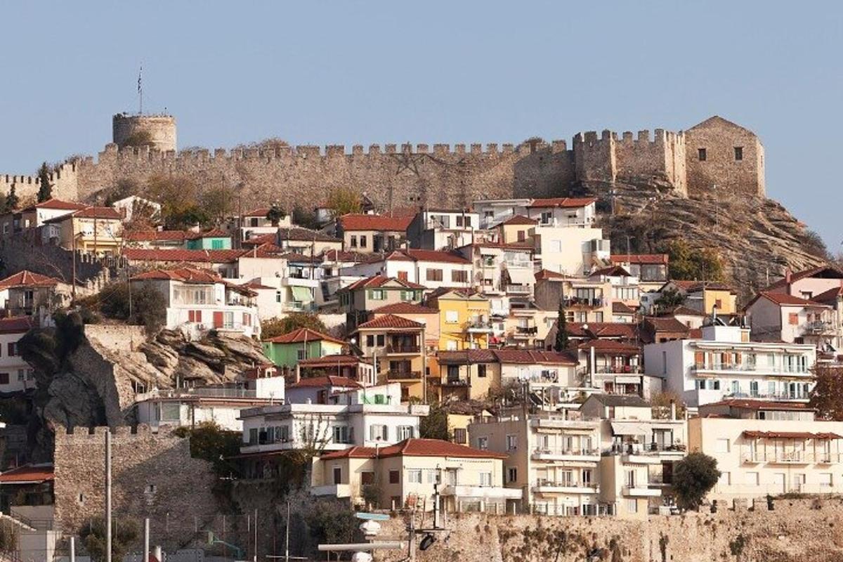 ένα σωρό σπίτια σε έναν λόφο με ένα κάστρο