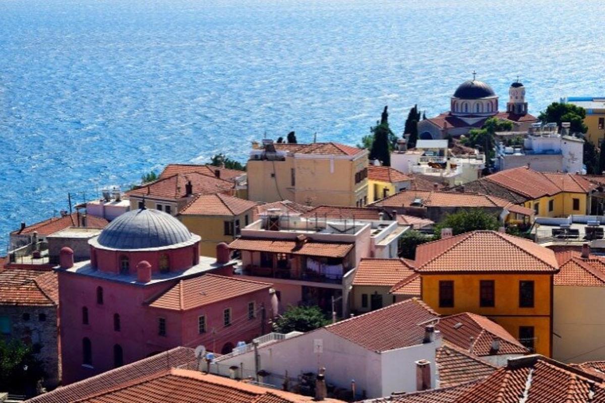 μια ομάδα κτιρίων σε έναν λόφο κοντά στο νερό