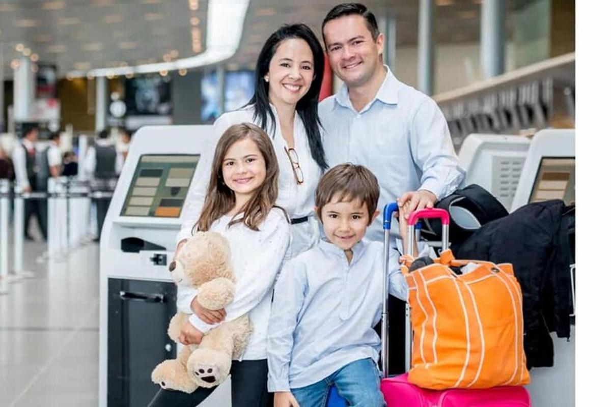 um homem, uma mulher e uma criança com bagagem em um aeroporto