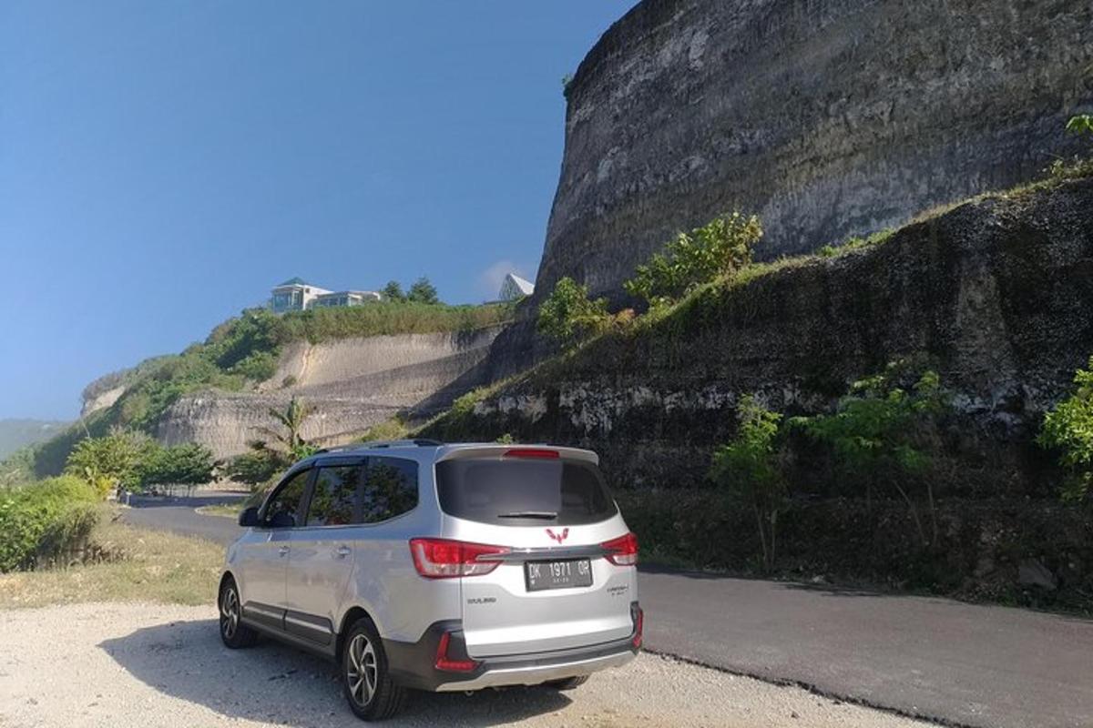 ein weißes Auto, das am Hang eines Hügels geparkt ist
