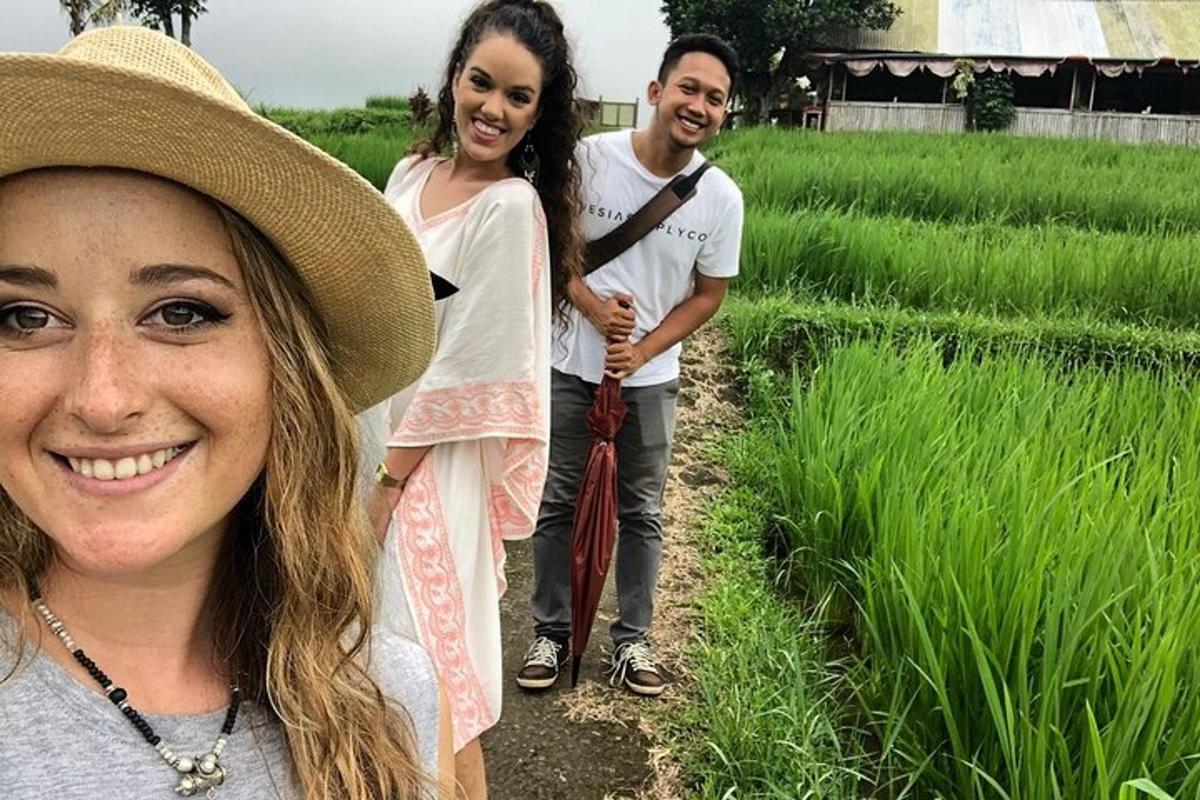 eine Gruppe von Menschen steht vor einem Feld