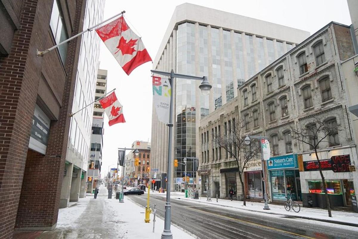một con phố phủ đầy tuyết với lá cờ Canada trong một thành phố