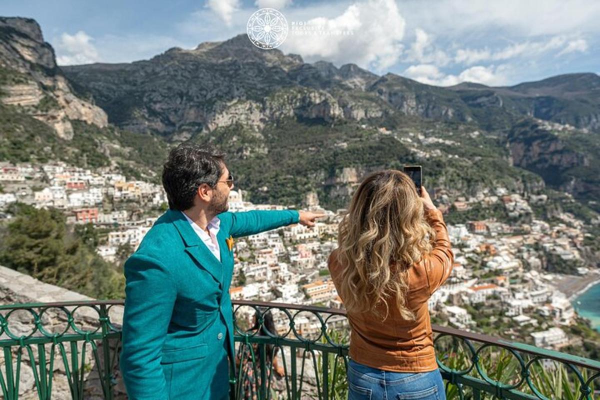 ženska, ki fotografira moškega, ki fotografira
