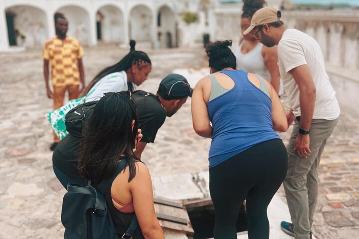 un grup de persones dretes al voltant d'un banc