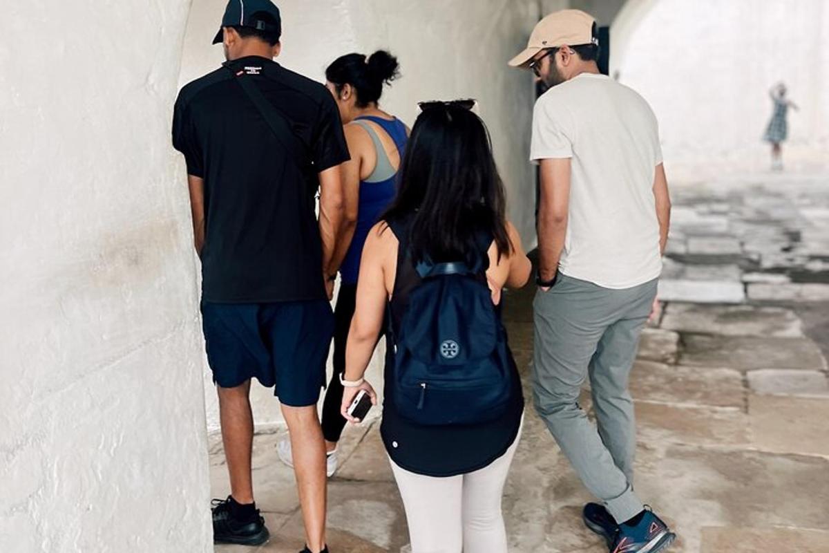 un grup de persones dretes al costat d'una paret