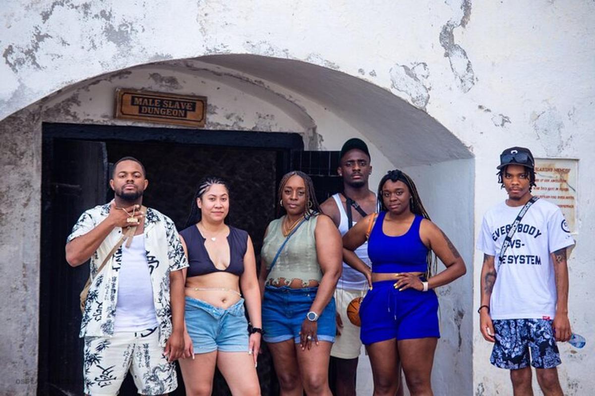 un grup de persones dretes davant d'una porta
