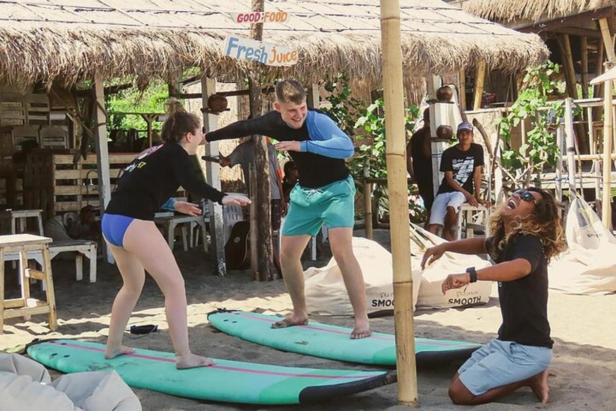en gruppe mennesker som står på surfebrett på stranden